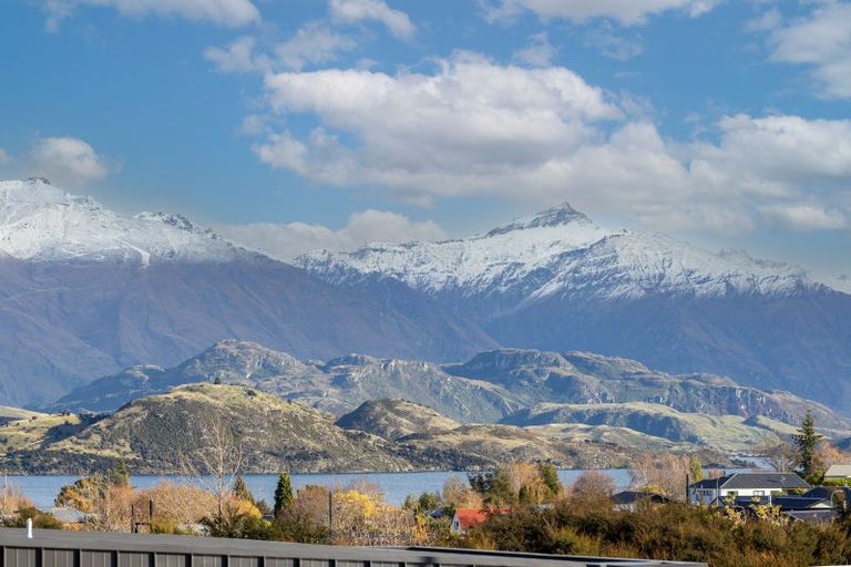 Photo of property in 5 Karearea Rise, Wanaka, 9305
