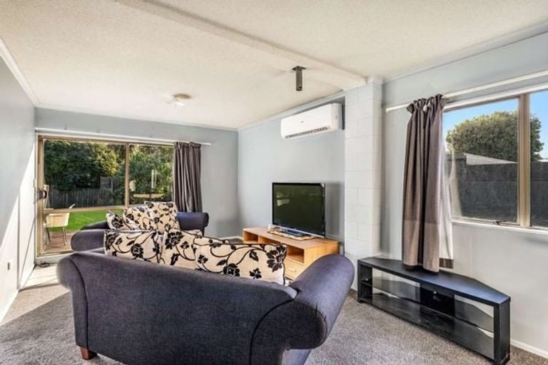 Photo of property in 84 Pioneer Road, Moturoa, New Plymouth, 4310