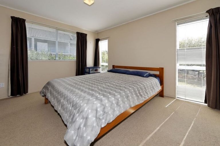 Photo of property in 37 Hassan Drive, Massey, Auckland, 0614