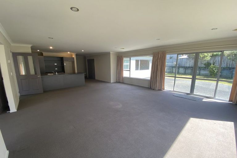 Photo of property in 5 Yarnbrook Grove, Churton Park, Wellington, 6037