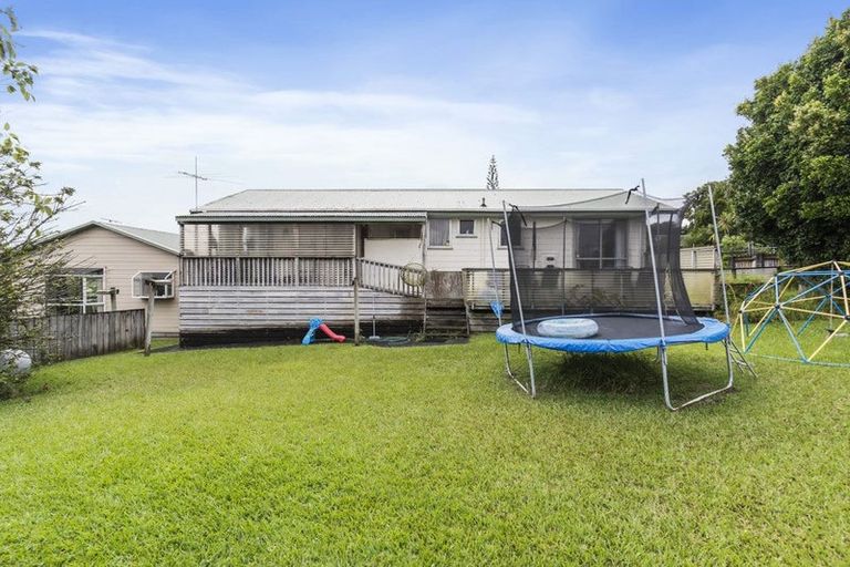 Photo of property in 17 Roick Parade, Glen Eden, Auckland, 0602