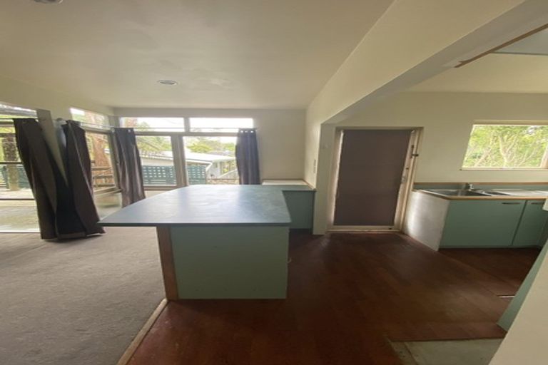 Photo of property in 16 De Val Drive, Titirangi, Auckland, 0604