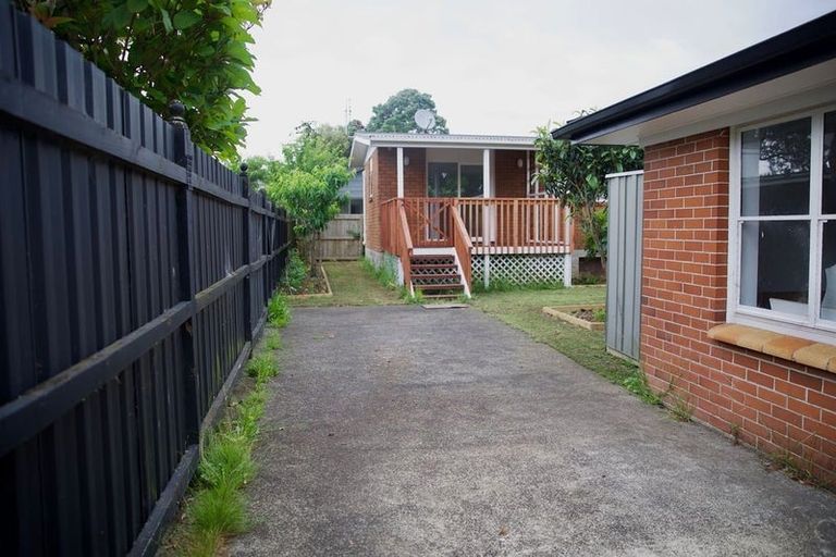 Photo of property in 1a Kiwi Esplanade, Mangere Bridge, Auckland, 2022