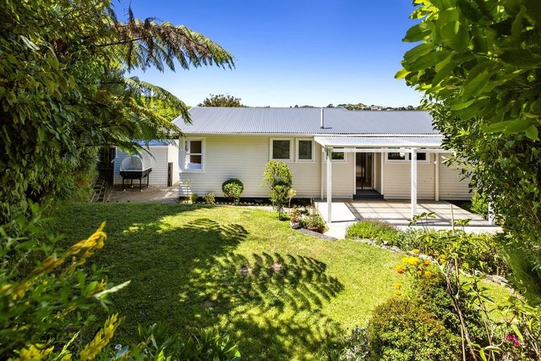Photo of property in 28 Alwyn Place, Newlands, Wellington, 6037