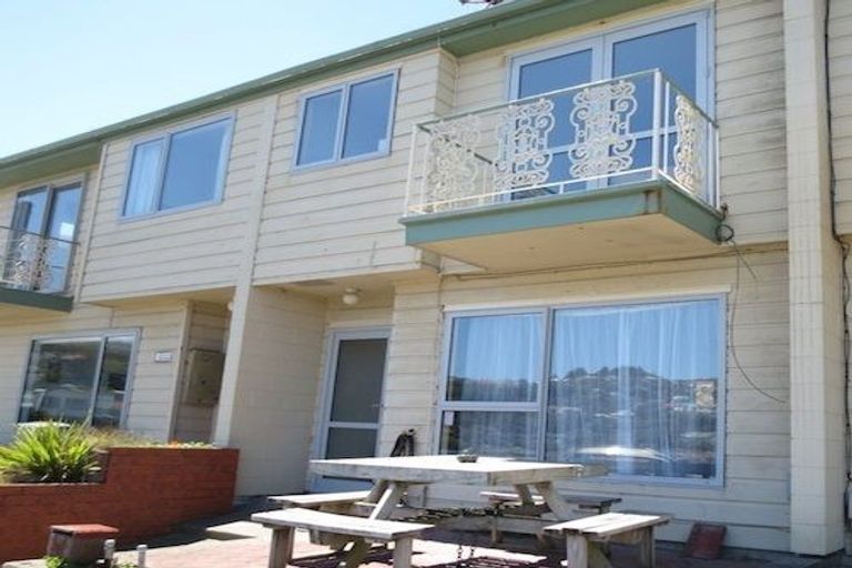 Photo of property in 2/222 The Esplanade, Island Bay, Wellington, 6023