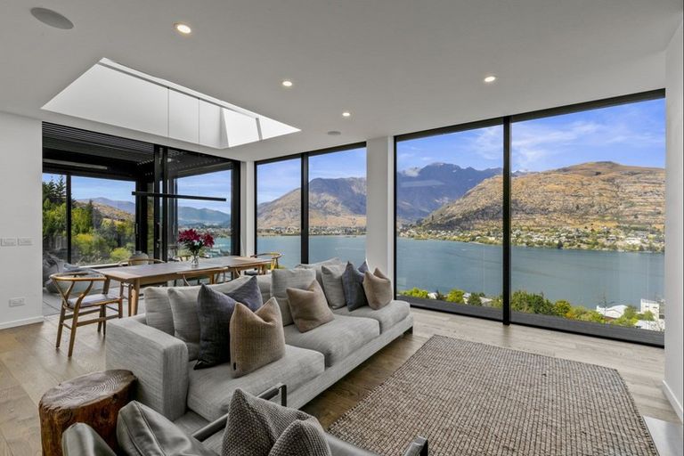 Photo of property in 1 Highlands Close, Queenstown, 9300