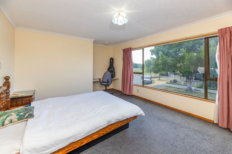 Photo of property in 10 Pyatt Place, Redwood, Christchurch, 8051
