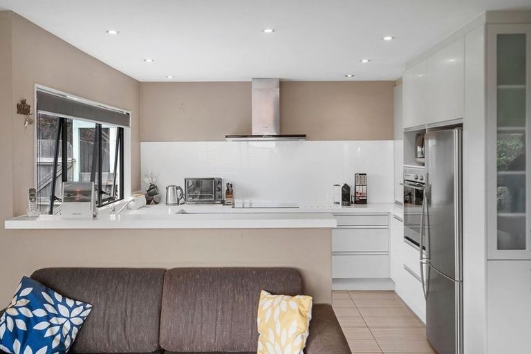 Photo of property in 11 Sandpiper Grove, Unsworth Heights, Auckland, 0632