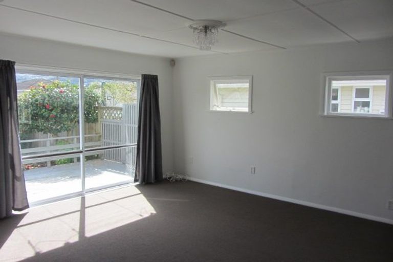 Photo of property in 18 Saulbrey Grove, Woburn, Lower Hutt, 5010