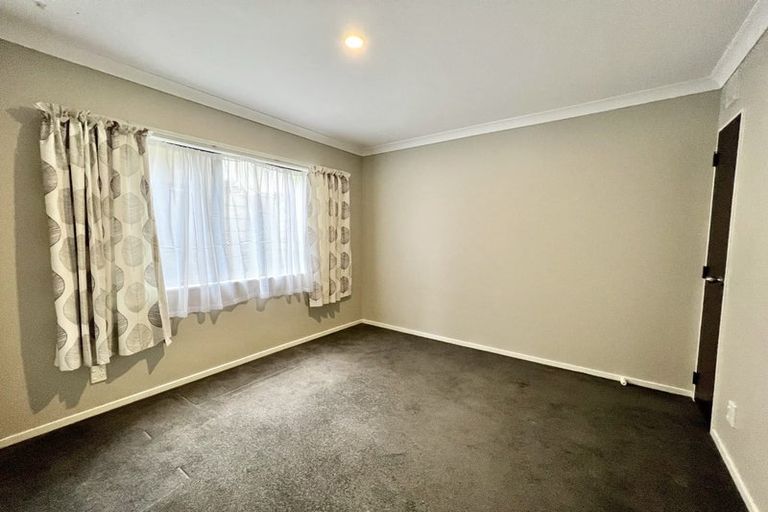 Photo of property in 4 Stella Grove, Newlands, Wellington, 6037