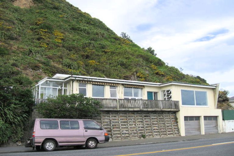 Photo of property in 218 The Esplanade, Island Bay, Wellington, 6023