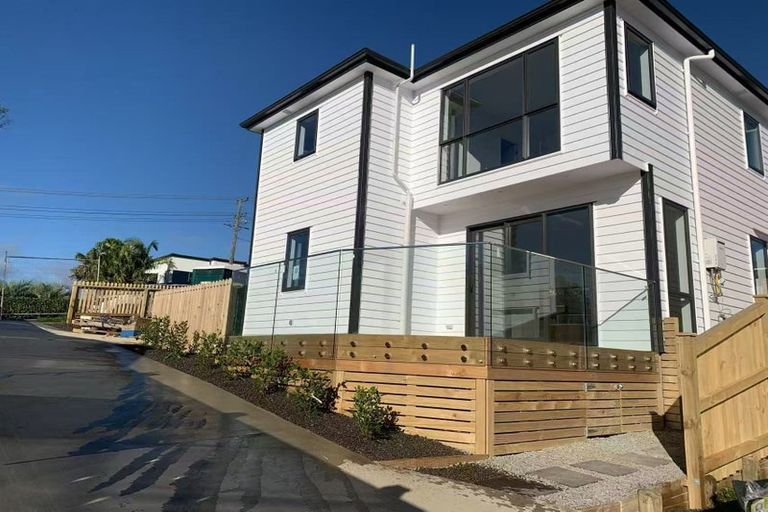 Photo of property in 142a Luckens Road, West Harbour, Auckland, 0618