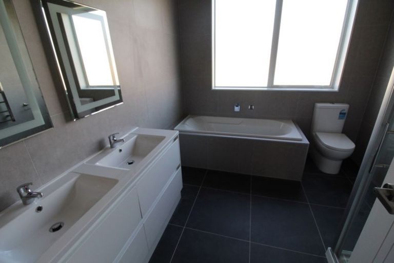 Photo of property in 17 Grove Way, Riverhead, 0820