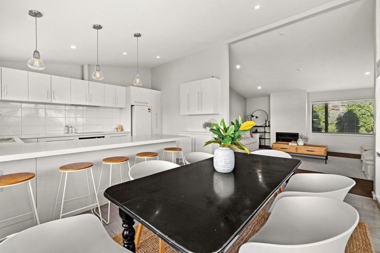 Photo of property in 9 Busby Hill, Havelock North, 4130