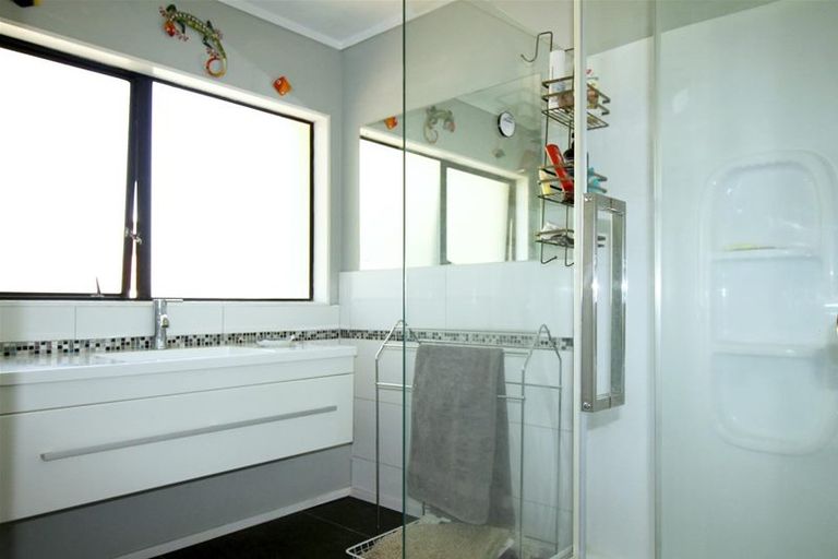 Photo of property in 2/248 Pakuranga Road, Pakuranga Heights, Auckland, 2010