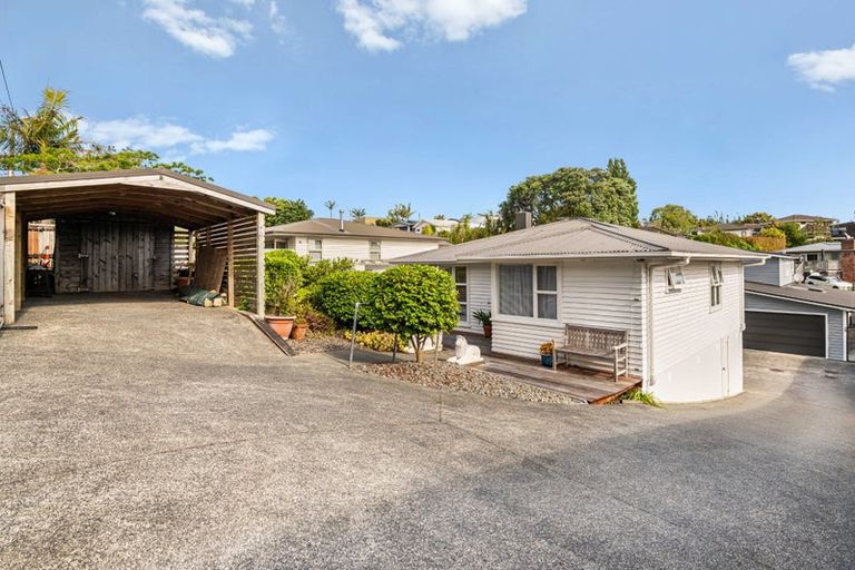 Photo of property in 18 Selwyn Crescent, Forrest Hill, Auckland, 0620