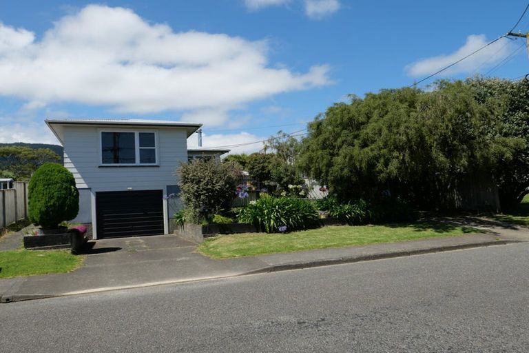 Photo of property in 46 Kaitawa Crescent, Paraparaumu, 5032