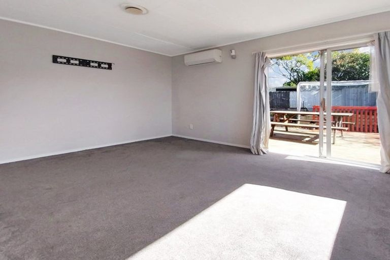 Photo of property in 18 Solar Road, Glen Eden, Auckland, 0602