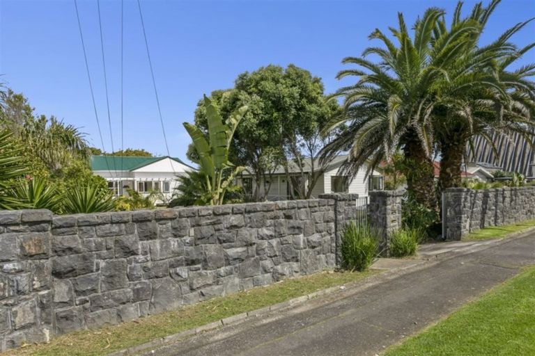 Photo of property in 82 Taikata Road, Te Atatu Peninsula, Auckland, 0610