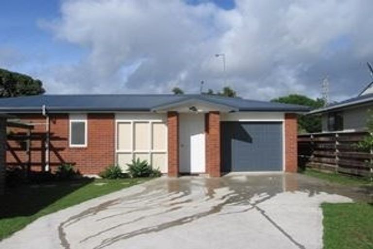 Photo of property in 13 Huruhuru Road, Massey, Auckland, 0614