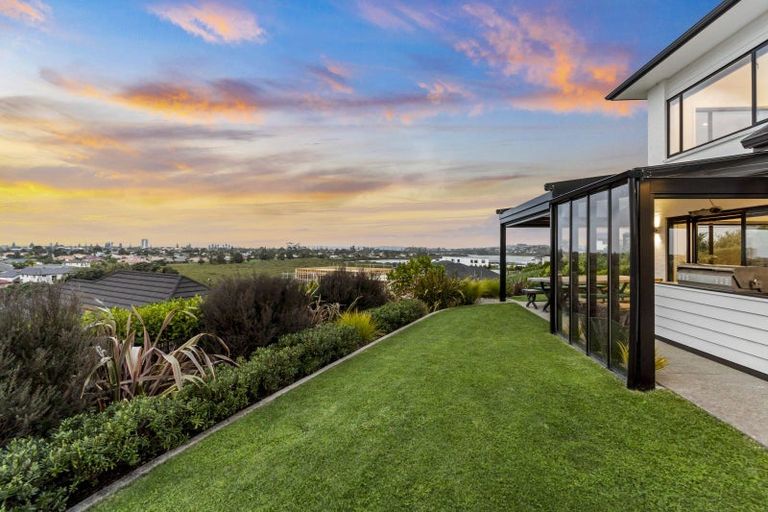 Photo of property in 69 Maka Terrace, Orewa, 0931