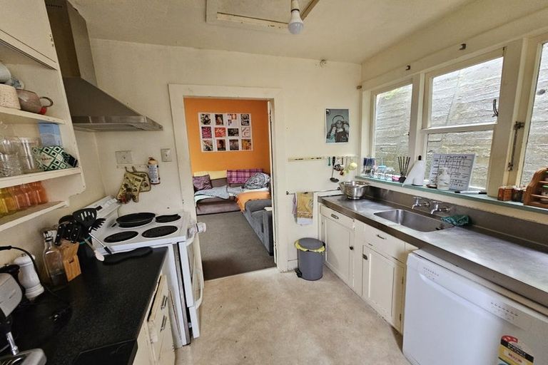 Photo of property in 90 Kelburn Parade, Kelburn, Wellington, 6012