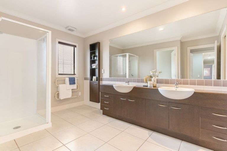 Photo of property in 11 Dunvegan Rise, East Tamaki Heights, Auckland, 2016