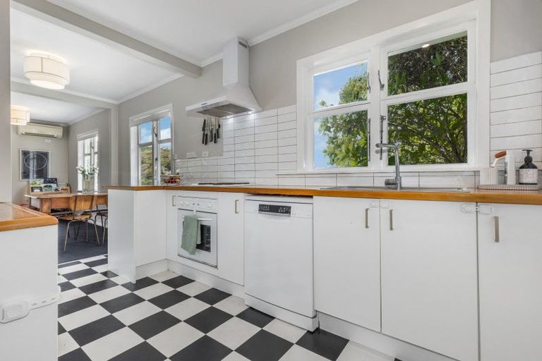 Photo of property in 31 Airlie Road, Plimmerton, Porirua, 5026