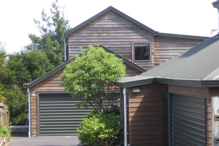 Photo of property in 2/60 Rangatira Road, Beach Haven, Auckland, 0626