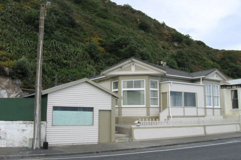 Photo of property in 212 The Esplanade, Island Bay, Wellington, 6023