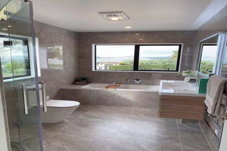 Photo of property in 142a Luckens Road, West Harbour, Auckland, 0618