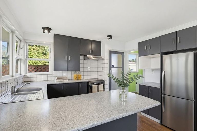 Photo of property in 31 Link Road, Newlands, Wellington, 6037