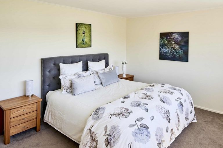 Photo of property in 2 Seaview Road, Paremata, Porirua, 5024