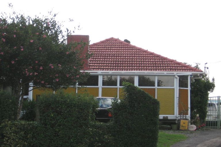 Photo of property in 6 Edwards Avenue, Henderson, Auckland, 0610