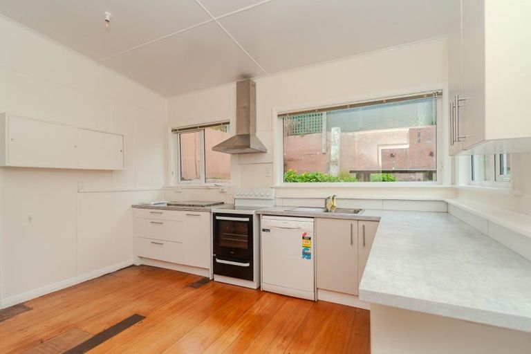 Photo of property in 37 Ara Paiwhenua, Tawa, Wellington, 5028