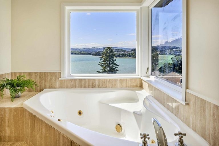 Photo of property in 2 Seaview Road, Paremata, Porirua, 5024