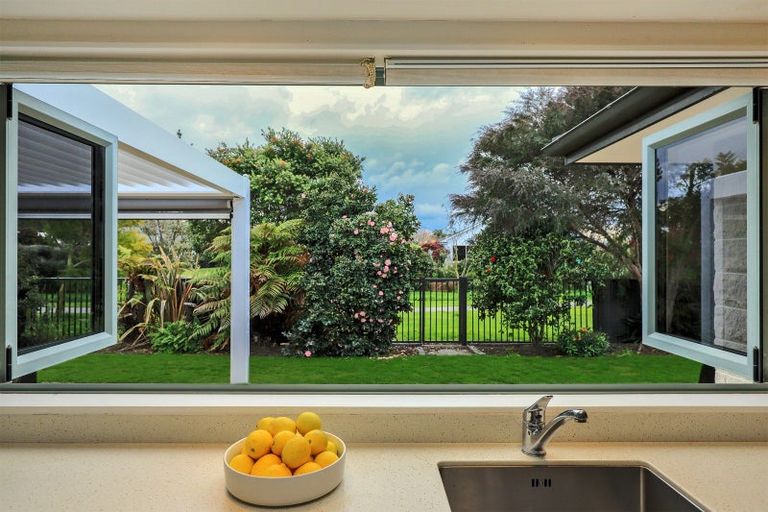 Photo of property in 28 Kensington Drive, Taradale, Napier, 4112