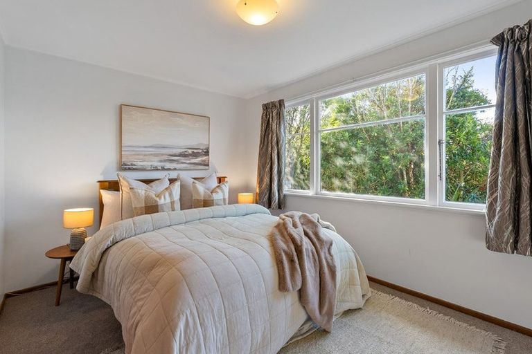 Photo of property in 129 Ruskin Road, Newlands, Wellington, 6037