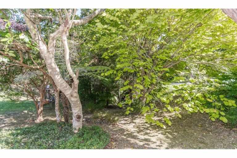 Photo of property in 1 Lancewood Avenue, Titirangi, Auckland, 0604