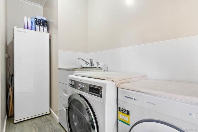 Photo of property in 32 Gloria Avenue, Te Atatu Peninsula, Auckland, 0610