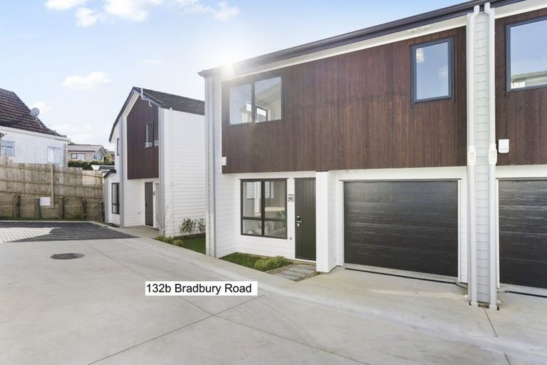 Photo of property in 132 Bradbury Road, Botany Downs, Auckland, 2010