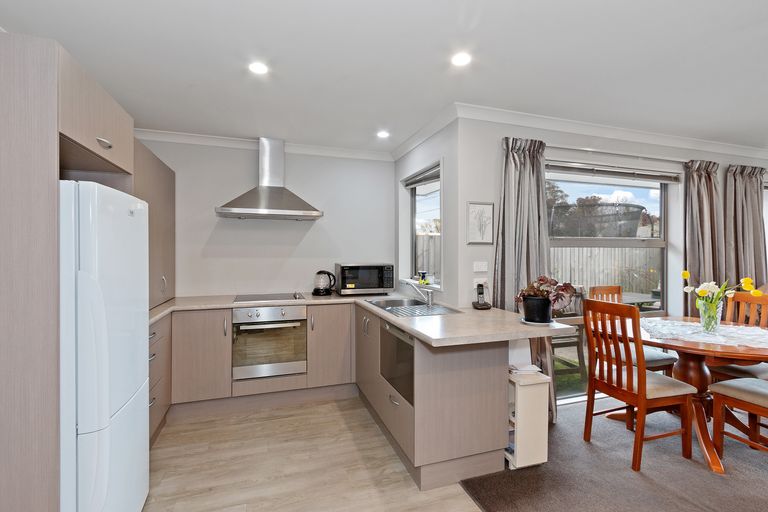 Photo of property in 33a Wilsons Road South, Saint Martins, Christchurch, 8022