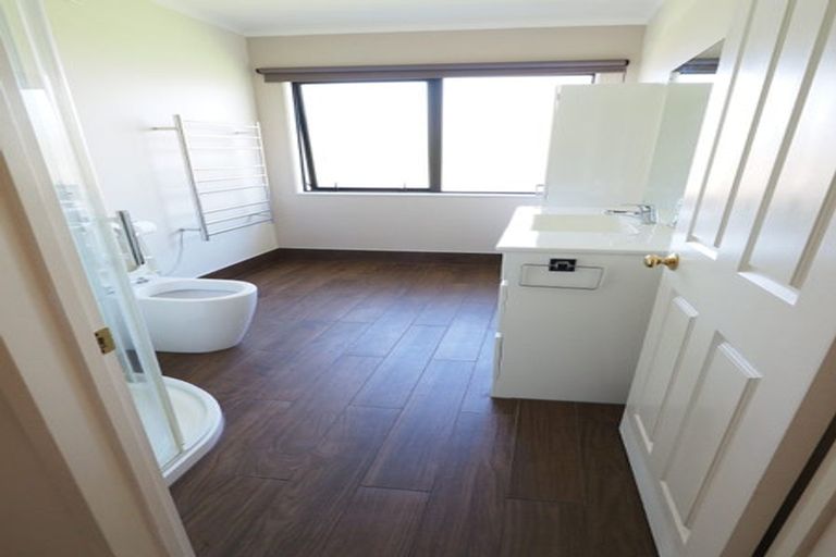 Photo of property in 9 Graven Court, Henderson, Auckland, 0612