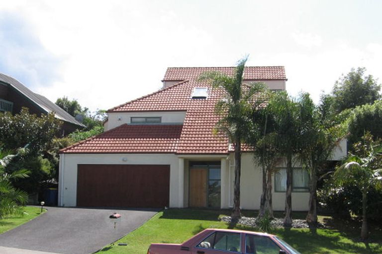 Photo of property in 19 Lagoon Way, West Harbour, Auckland, 0618