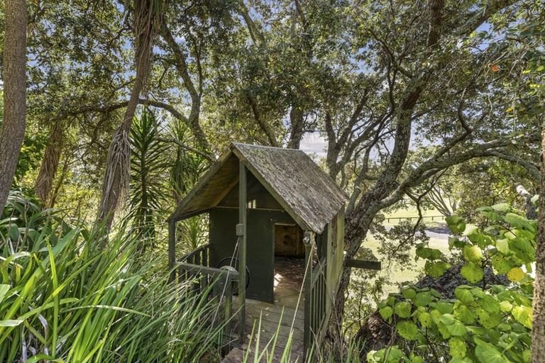 Photo of property in 46 Waterview Road, Stanley Point, Auckland, 0624
