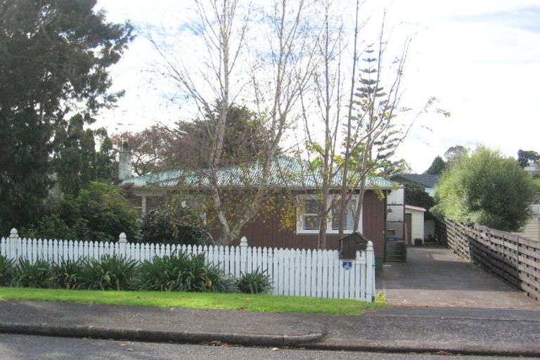Photo of property in 19 Taipari Road, Te Atatu Peninsula, Auckland, 0610