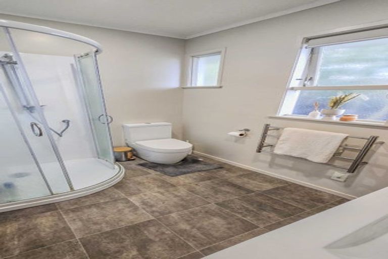 Photo of property in 1 Coburg Street, Henderson, Auckland, 0612