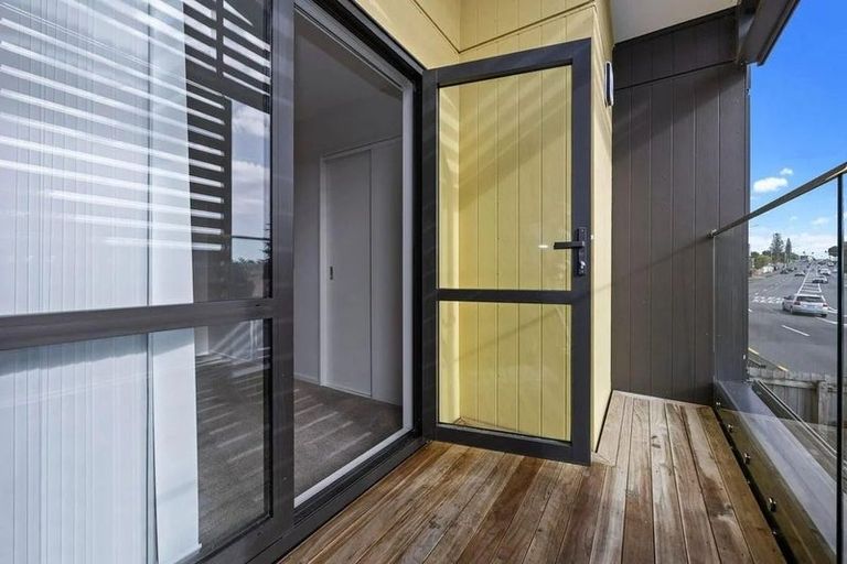Photo of property in 1/3226 Great North Road, New Lynn, Auckland, 0600