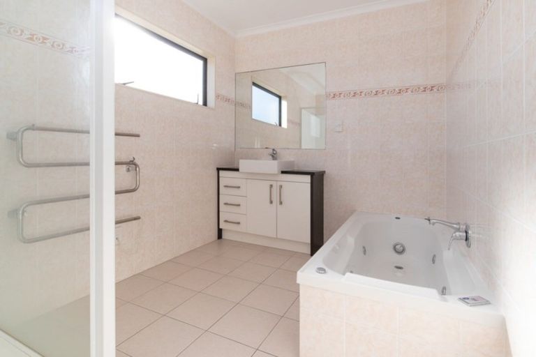 Photo of property in 59a Hewlett Road, Massey, Auckland, 0614