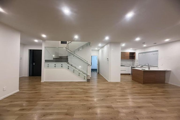 Photo of property in 142a Luckens Road, West Harbour, Auckland, 0618
